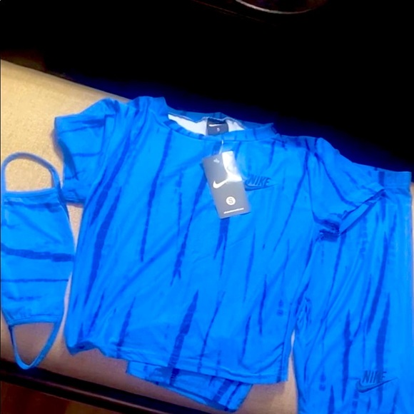 Womens Nike 2 pc. short set.